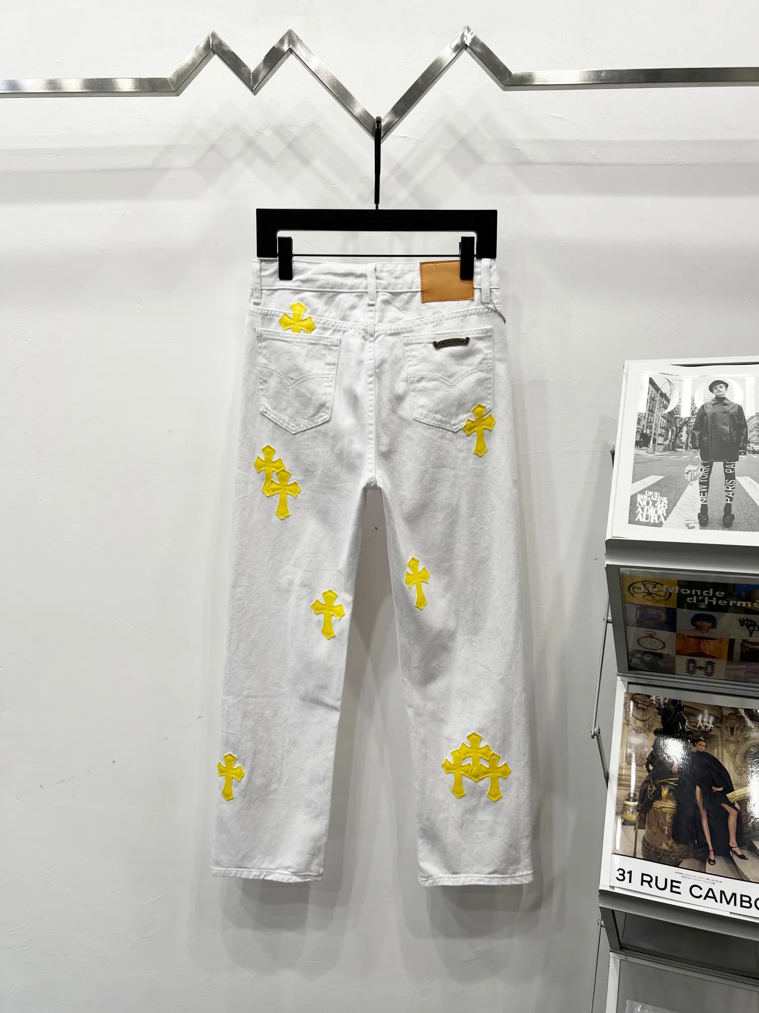 P240 style number: (K610) Chrome hearts & Chrome hearts High-end Chrome hearts white yellow leather cross patchwork leather jeans, the same style as the trendy uncle. Original hardware accessories, washed and other elevators, QR code analysis are all purchased from the original factory, high degree of restoration, you are welcome to compare the products~ Three-dimensional version Loose and comfortable, not picky about the figure, taller and slimmer, factory Seiko, original quality control, same style for men and women, can be matched with couples, versatile recommendation, must-have jeans for all seasons, fashionable people have been disappointed From the quality selection of fabrics, the tailoring of details, and the matching of patterns, everything is impeccable! The upper body is so handsome when worn...it can be easily worn by men, women and children! The craftsmanship is made of heavy-duty washed pure cotton denim fabric. After washing, it is soft and thick and looks very stylish when worn. Size: 28, 30, 32, 34 Color: white